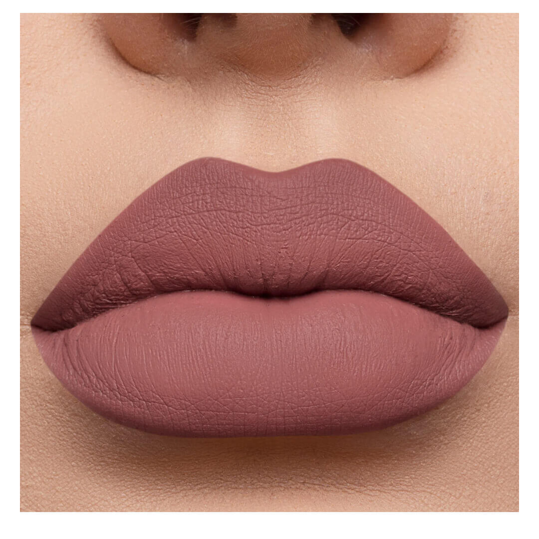 Close lábios com Batom Mari Maria Ginger Glow True acabamento fosco marrom rosado médio