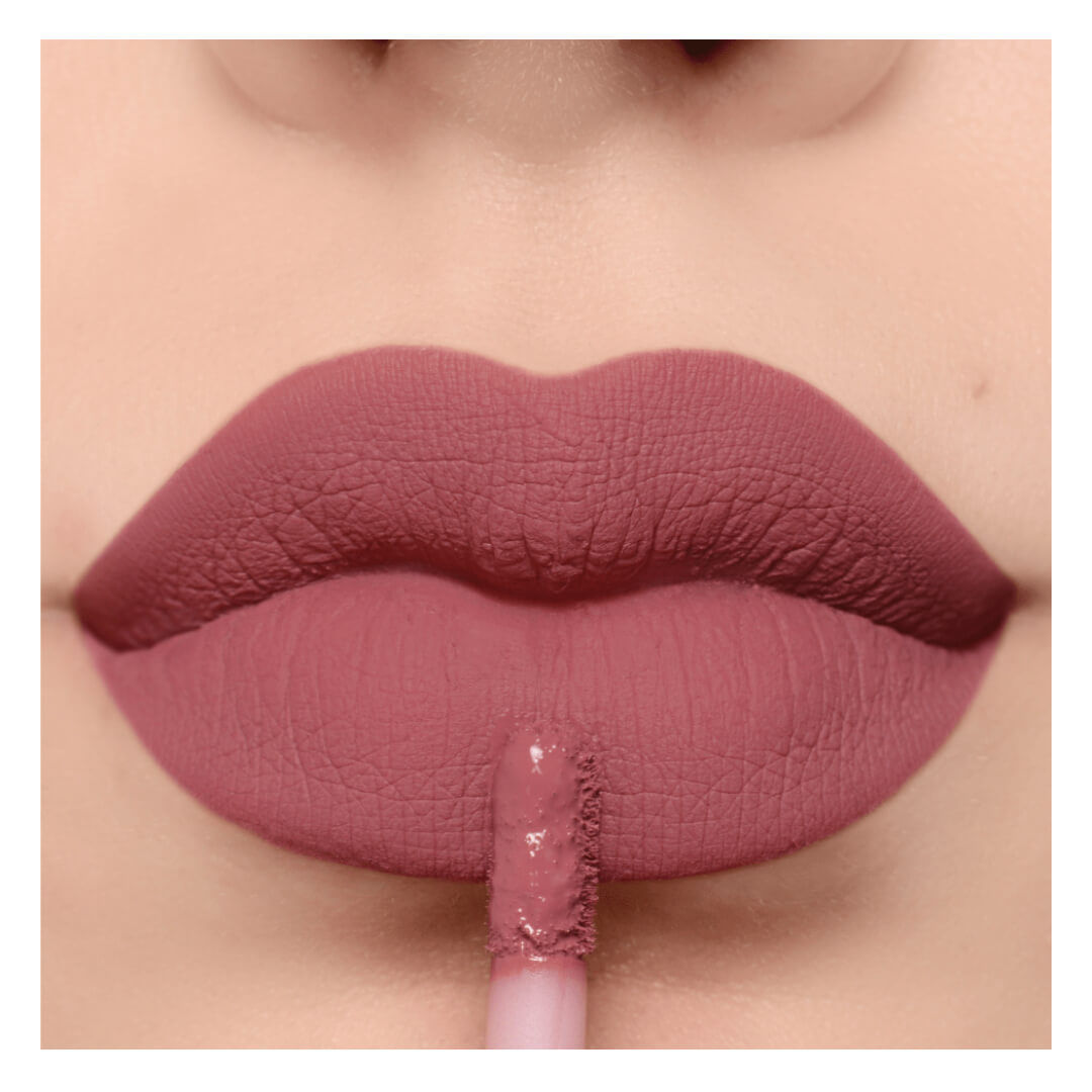 Close-up de aplicação do batom Creamy Matte Mari Maria Must Nude nos lábios