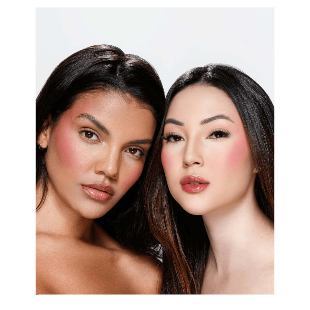 Modelos usando blush Mari Maria Sunny Cheeks Flashy nas maçãs do rosto