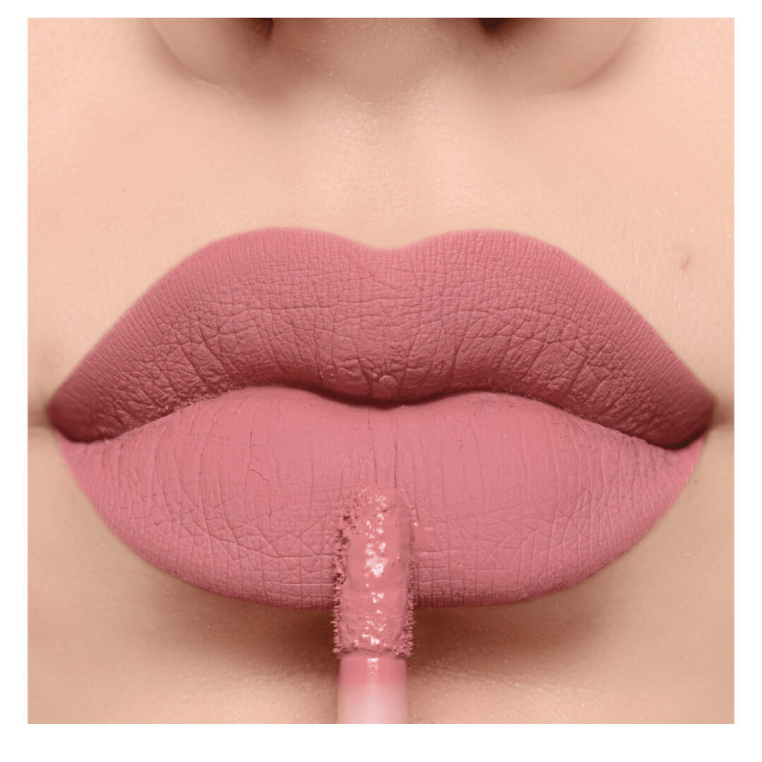 Close de aplicação do batom Creamy Rose Nude mostrando cobertura e textura