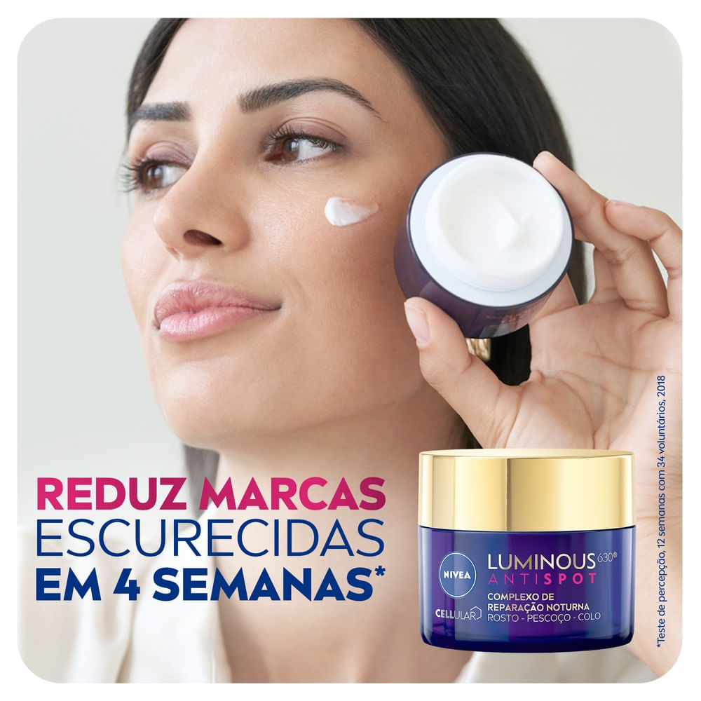 Mulher aplicando o creme NIVEA Luminous 630 no rosto, demonstrando textura e aplicação