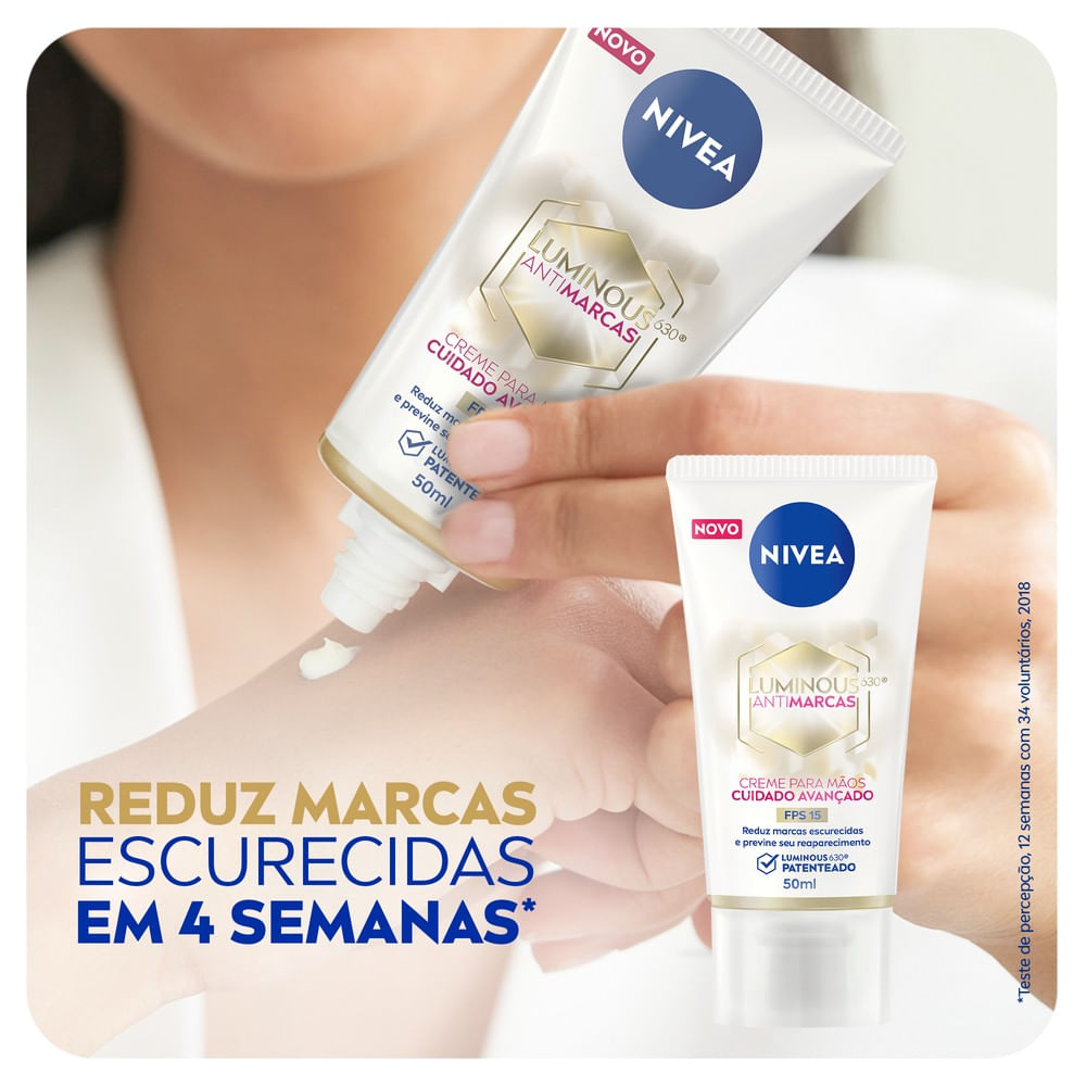 Aplicação do creme nas mãos mostrando textura e absorção rápida
