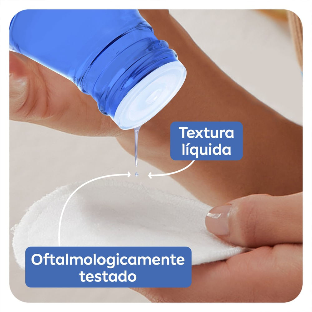 Demaquilante Bifásico NIVEA 125ml sendo aplicado em algodão mostrando textura líquida
