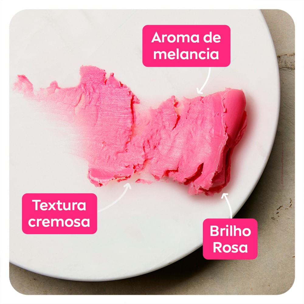 Detalhe da textura cremosa e cor rosa do hidratante labial NIVEA Melancia Shine