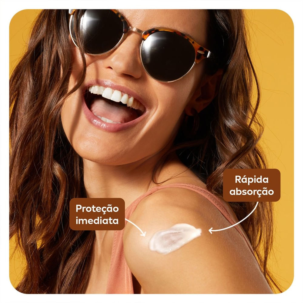 Modelo aplicando a Loção Bronzeadora NIVEA SUN Intense & Bronze FPS 6 no ombro, mostrando uso corporal