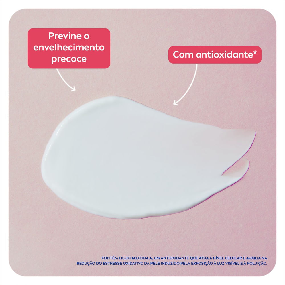 Textura cremosa branca do protetor solar NIVEA SUN com fundo rosa