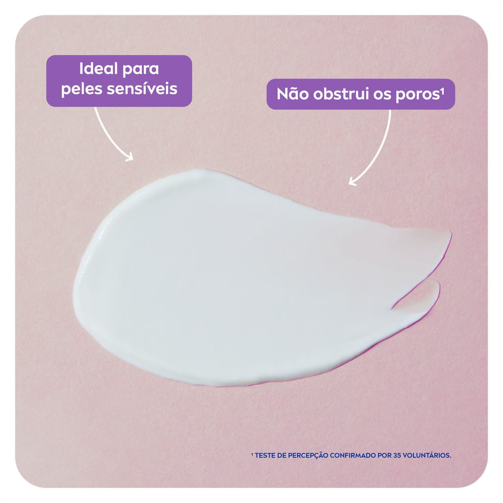 Close na textura cremosa branca do protetor NIVEA SUN Facial