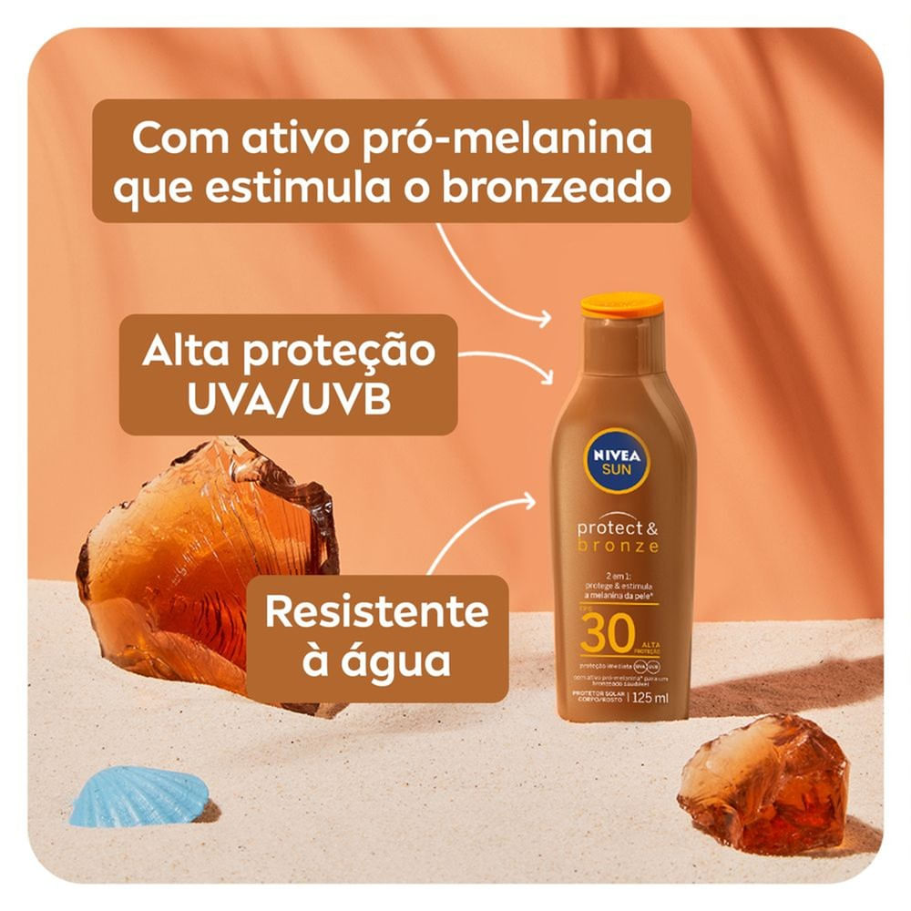 Protetor NIVEA SUN Protect & Bronze FPS30 em ambiente com areia, destacando resistência à água e ativo pró-melanina