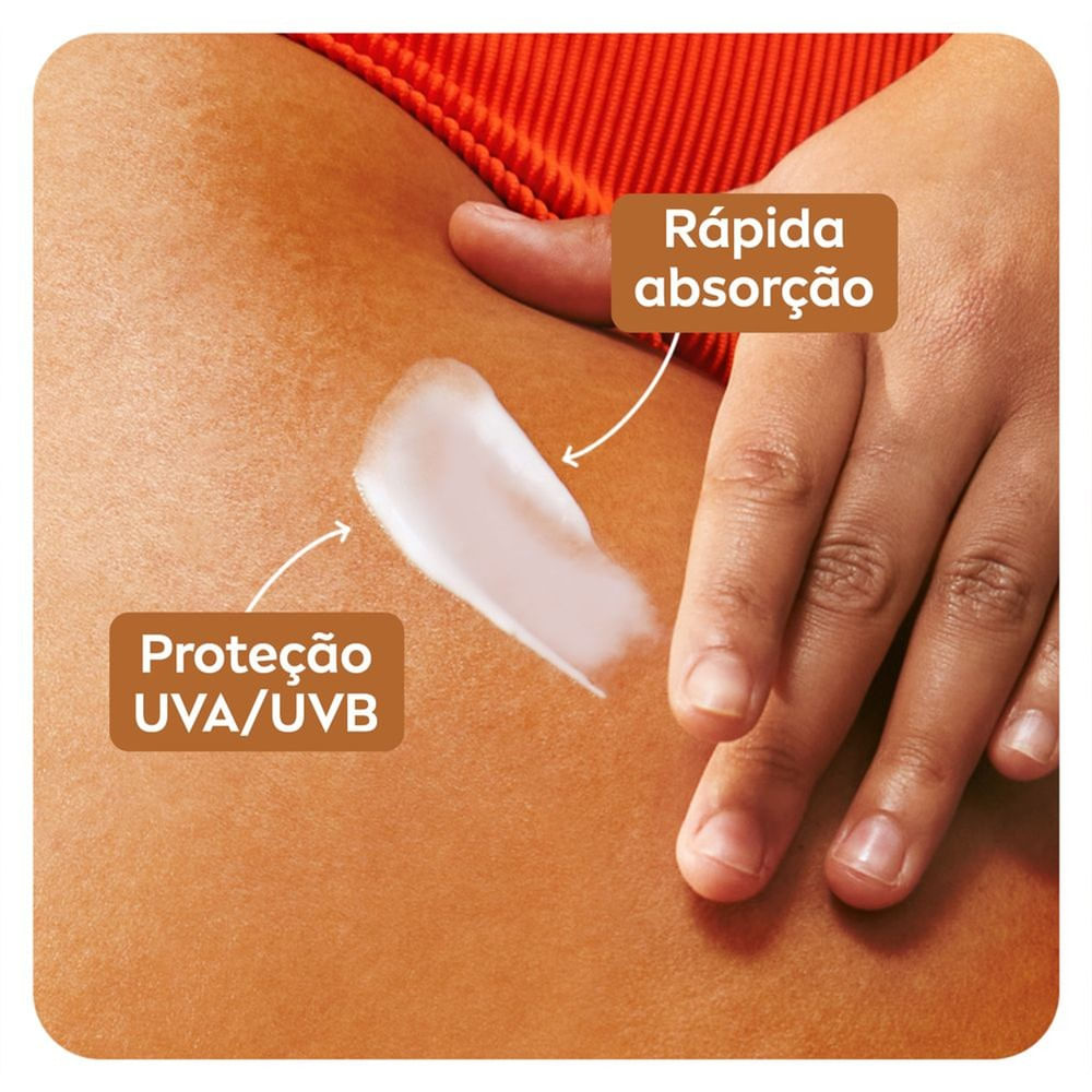 Close da aplicação e textura cremosa do Protetor Solar NIVEA SUN Protect & Bronze