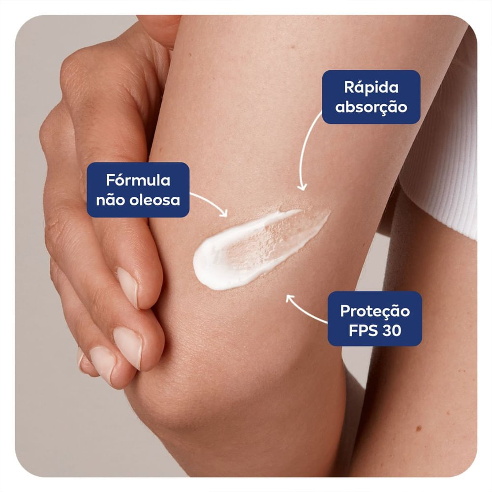 Close-up da textura do Protetor Solar Nivea Sun FPS30 aplicando na pele
