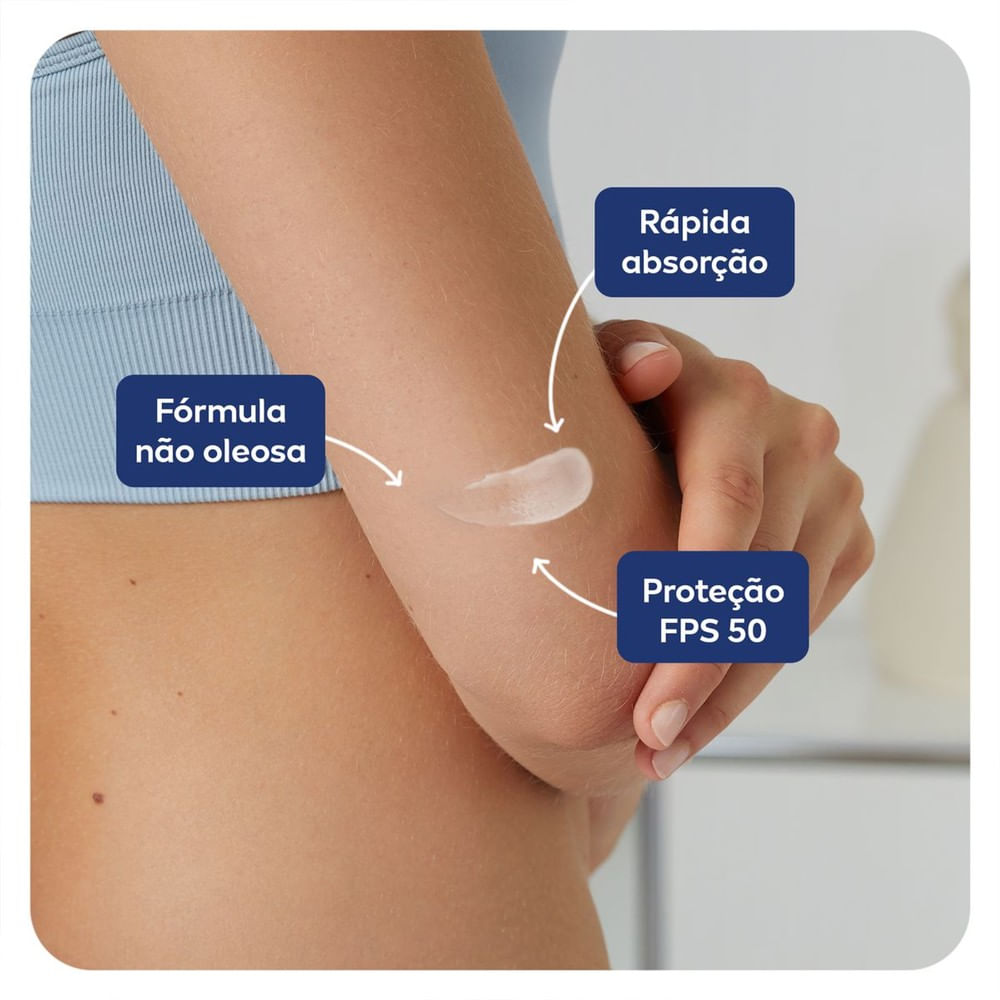 Aplicação do protetor solar Nivea Sun Protect & Hidrata FPS50 no braço mostrando textura de rápida absorção