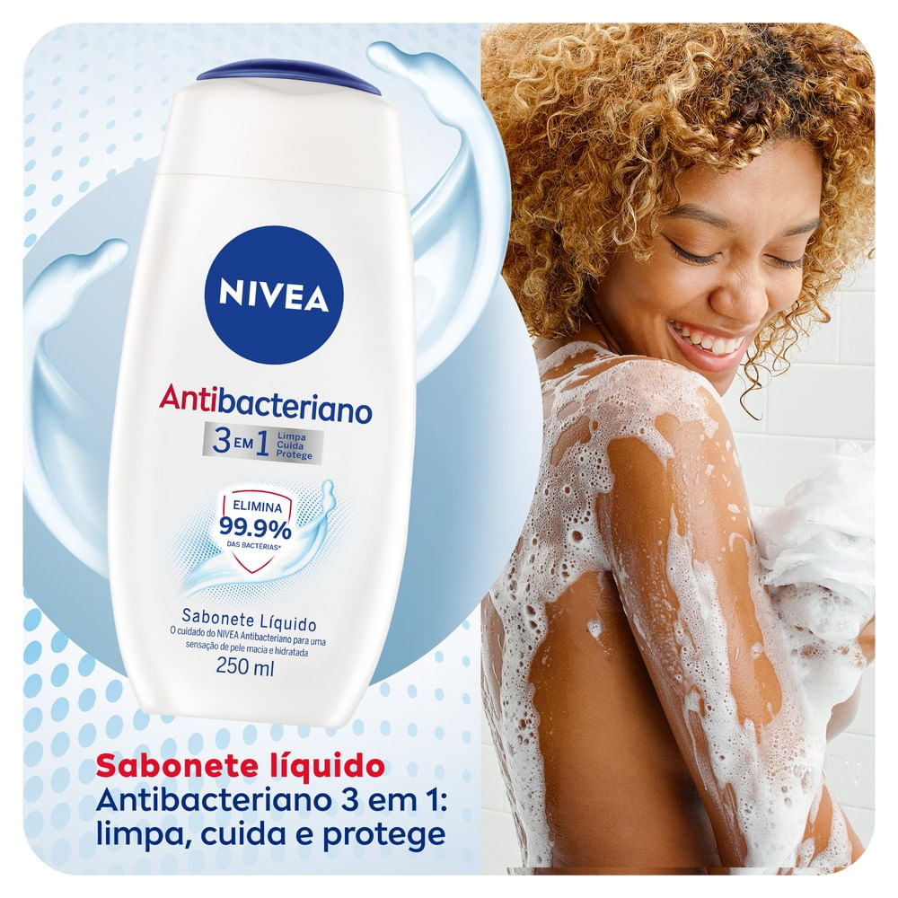 Sabonete Nivea 3 em 1 com espuma ao lado de pessoa sorridente