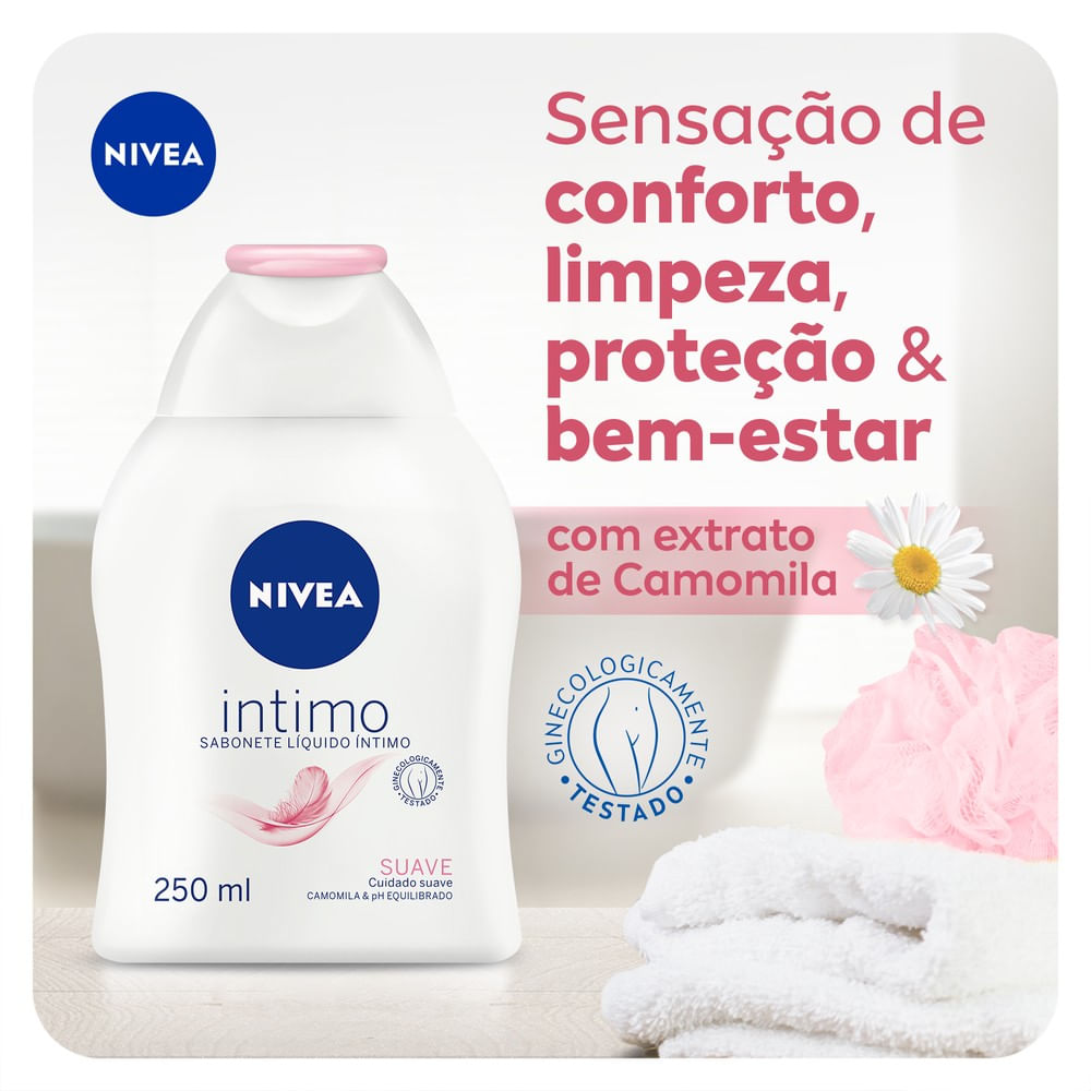 Sabonete Nivea Íntimo Suave ao lado de toalhas e flor de camomila