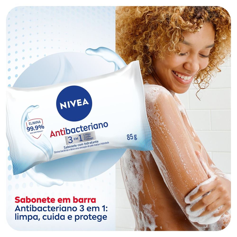 Sabonete NIVEA com espuma no corpo, demonstrando uso e efeito hidratante