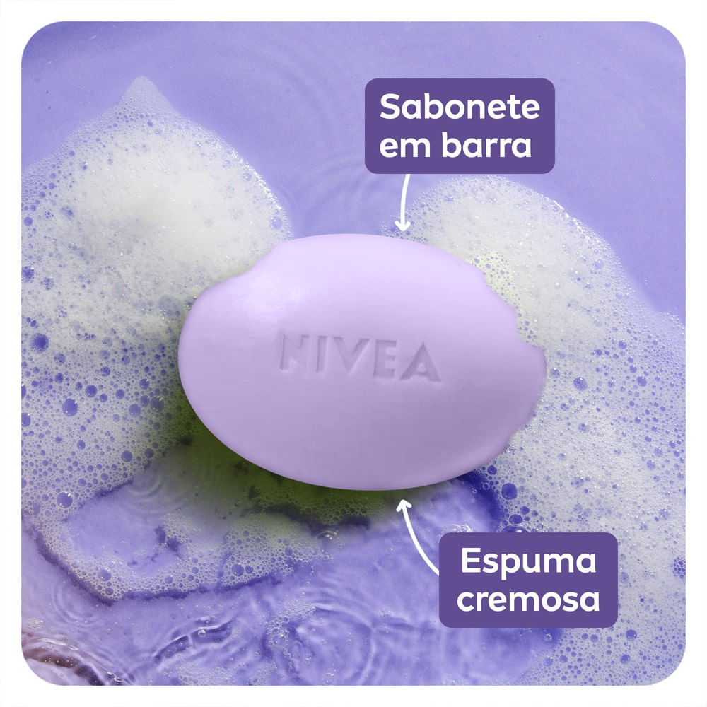 Sabonete Nivea Lavanda & Óleos em espuma cremosa sobre fundo lilás