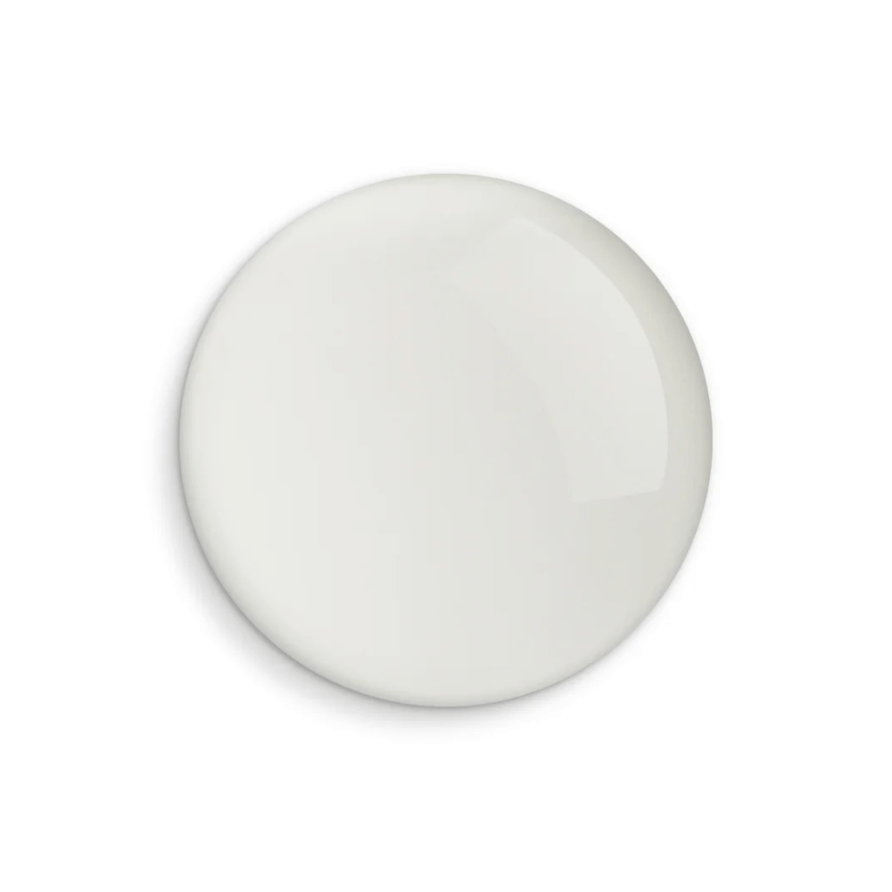 Close em gota do esmalte Tule Branco mostrando textura cremosa