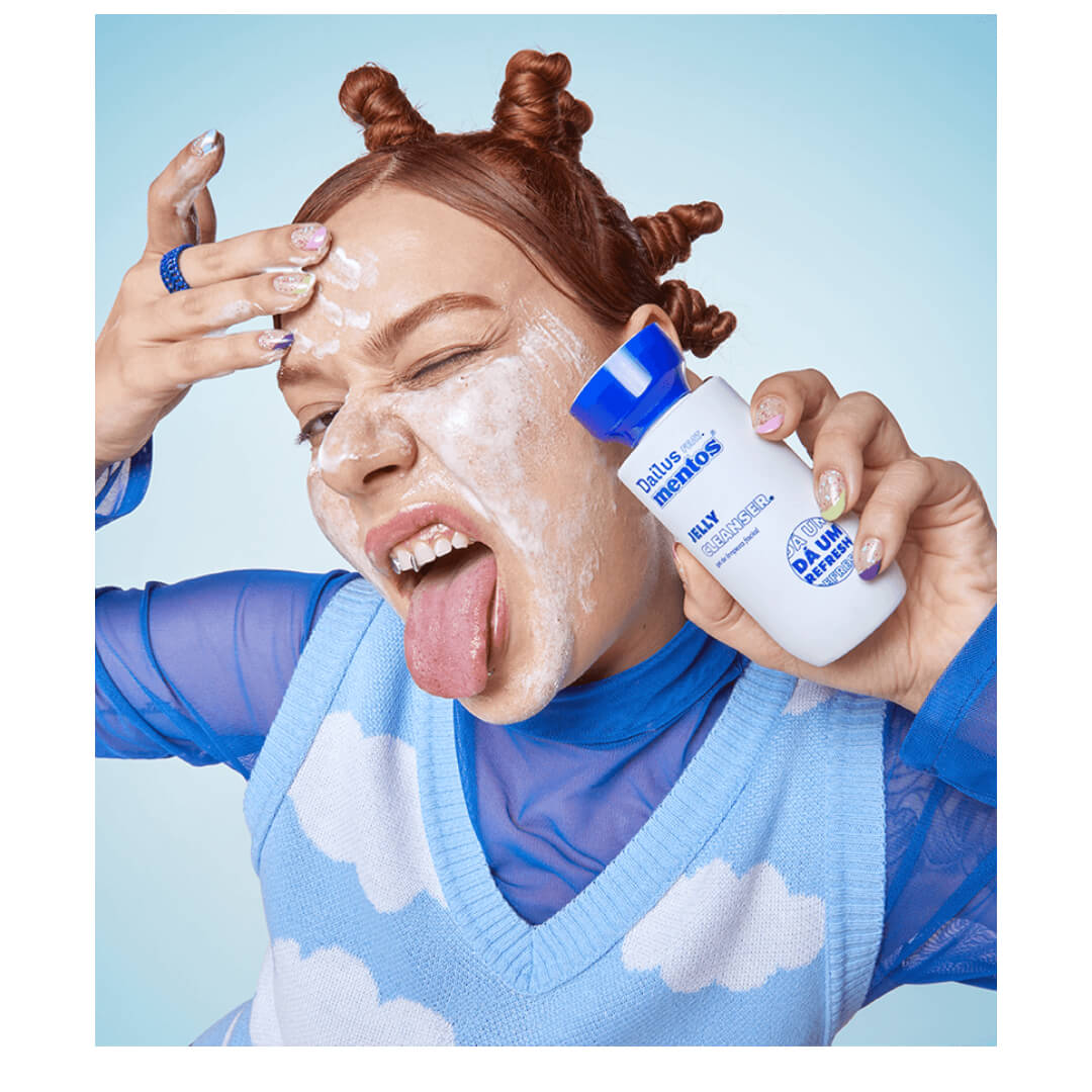 Uso do Gel de Limpeza Dailus Mentos com espuma no rosto