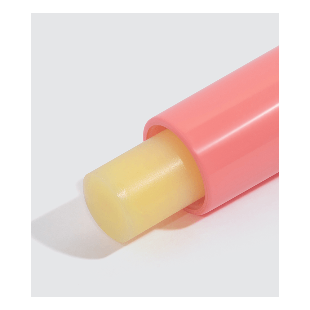 Close do Lip Balm Dailus FPS8 Coco aberto mostrando a bala amarela clara