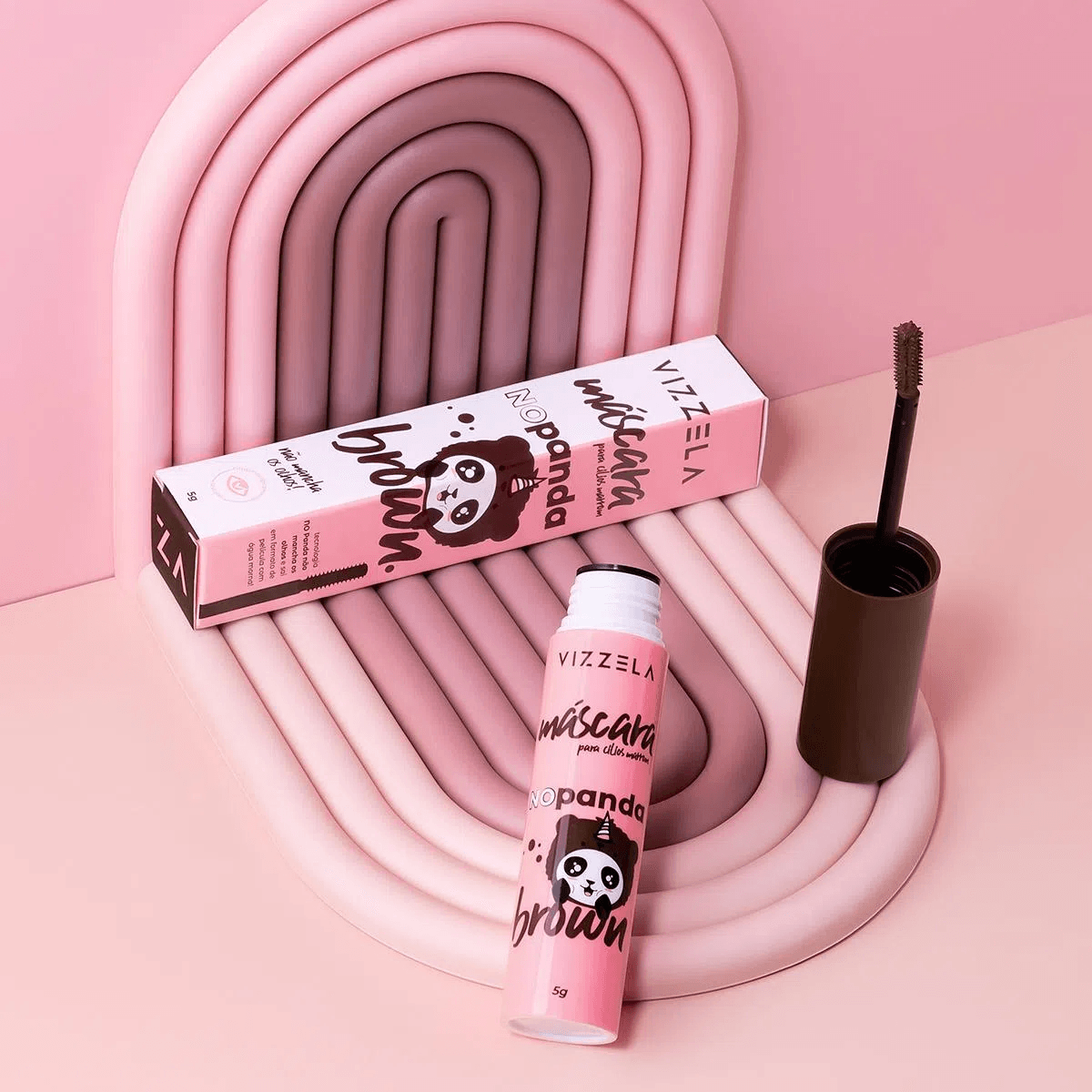 Máscara Vizzela No Panda Brown ao lado da caixa em fundo rosa mostrando design e indicação à prova d'água