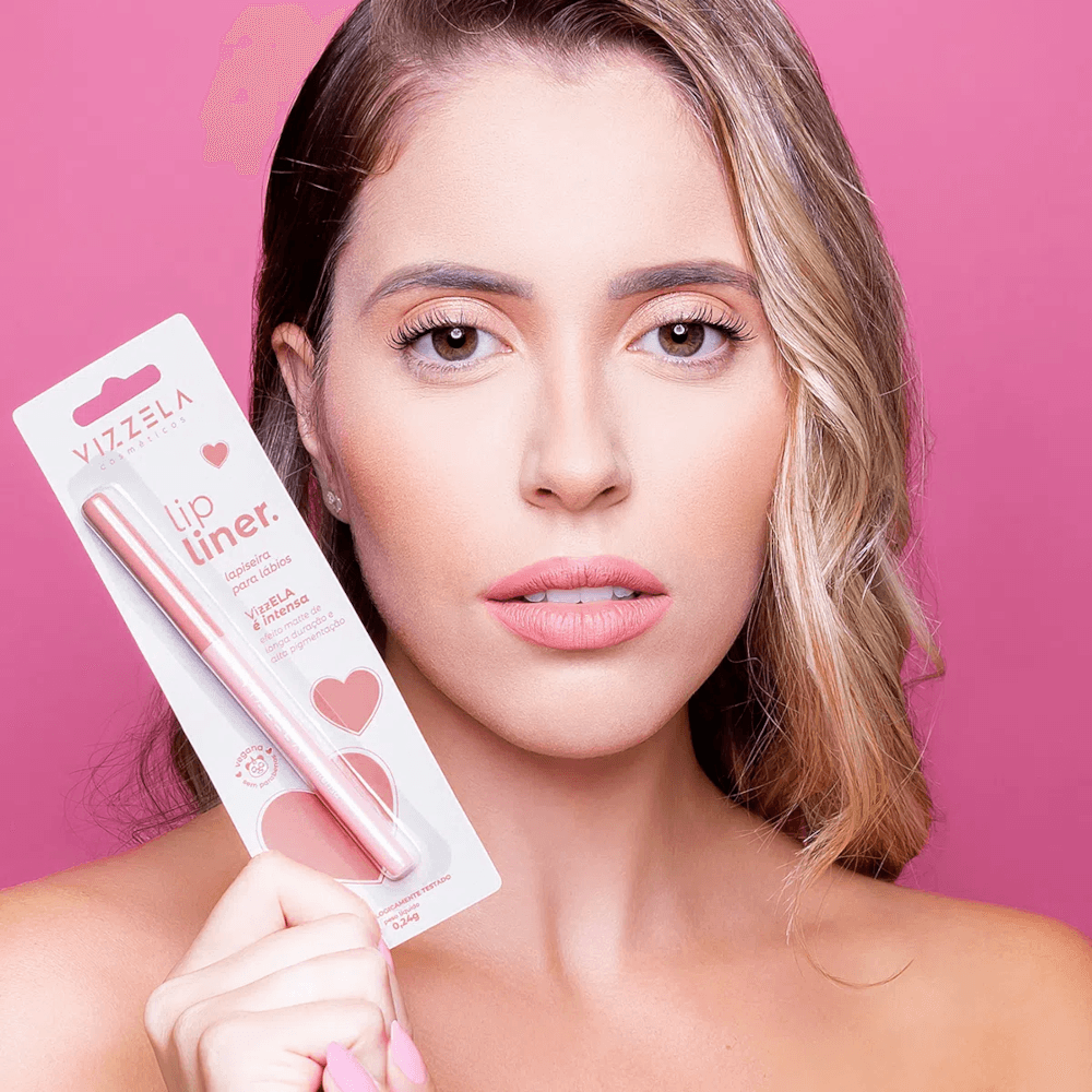 Lapiseira Vizzela sendo segurada por modelo, fundo rosa