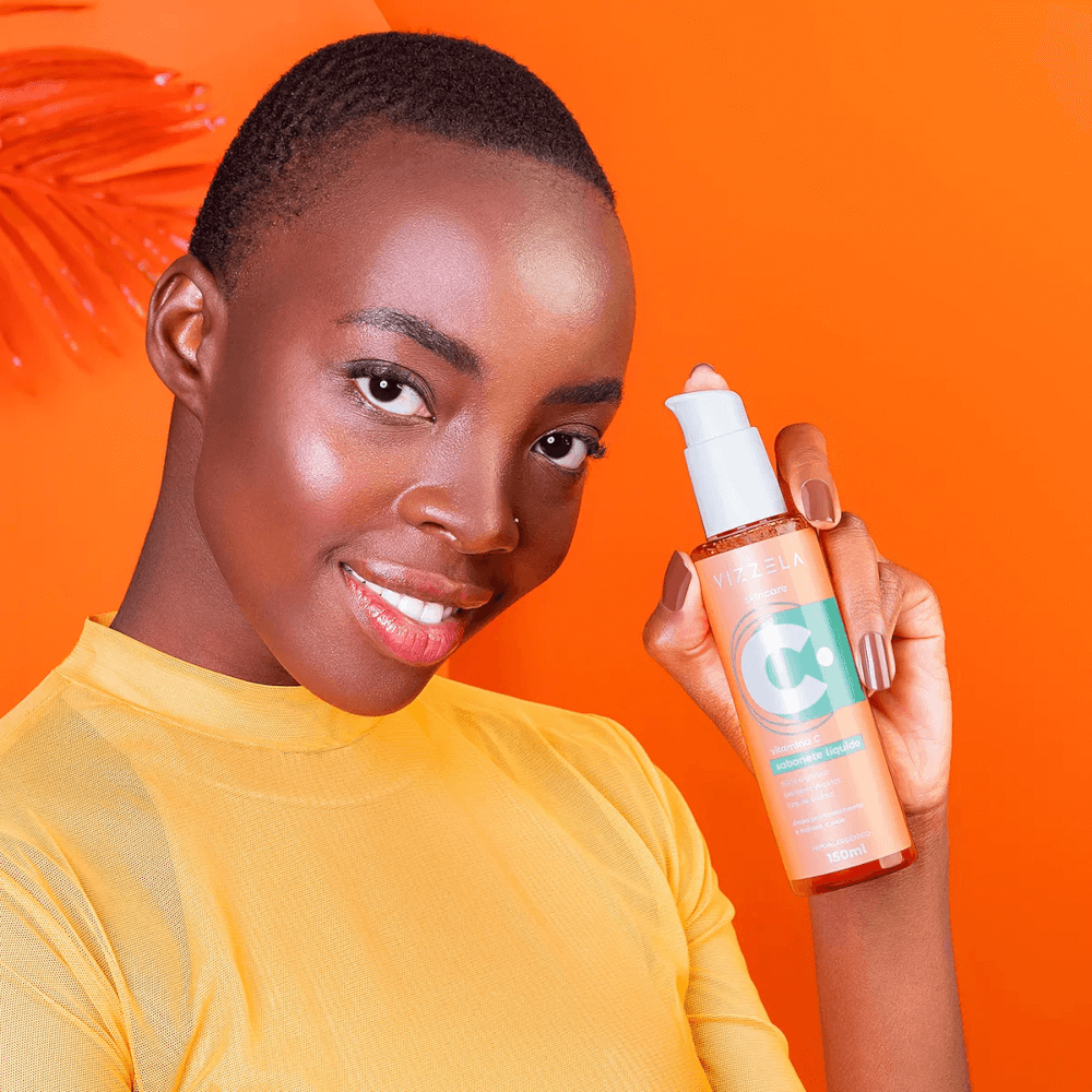 Modelo segurando sabonete líquido Vizzela Vitamina C 150ml
