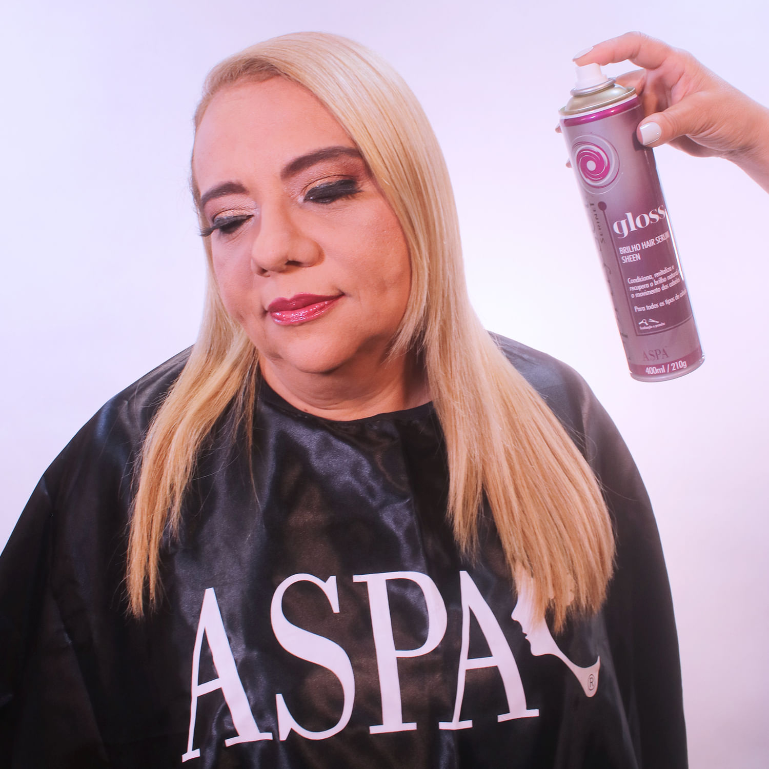 Aplicação do Spray Brilho Aspa em cabelo liso, mostrando brilho e efeito sedoso