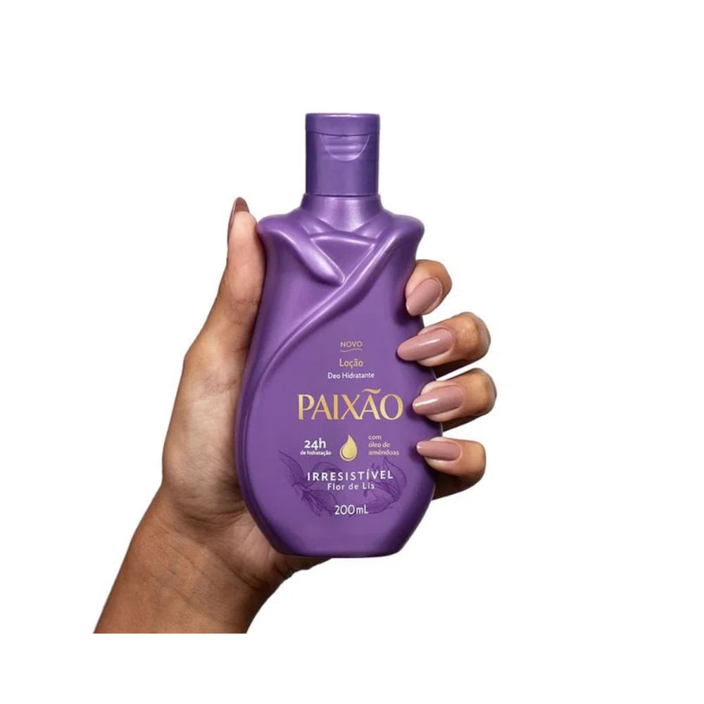 Mão segurando o frasco roxo do hidratante Paixão Irresistível 200ml