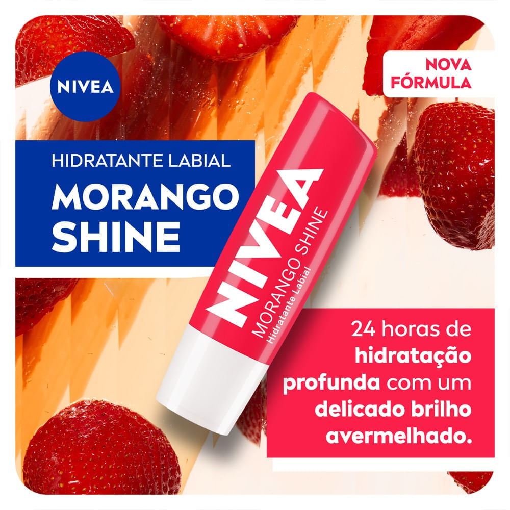 Hidratante Labial NIVEA Morango Shine com morangos ao fundo