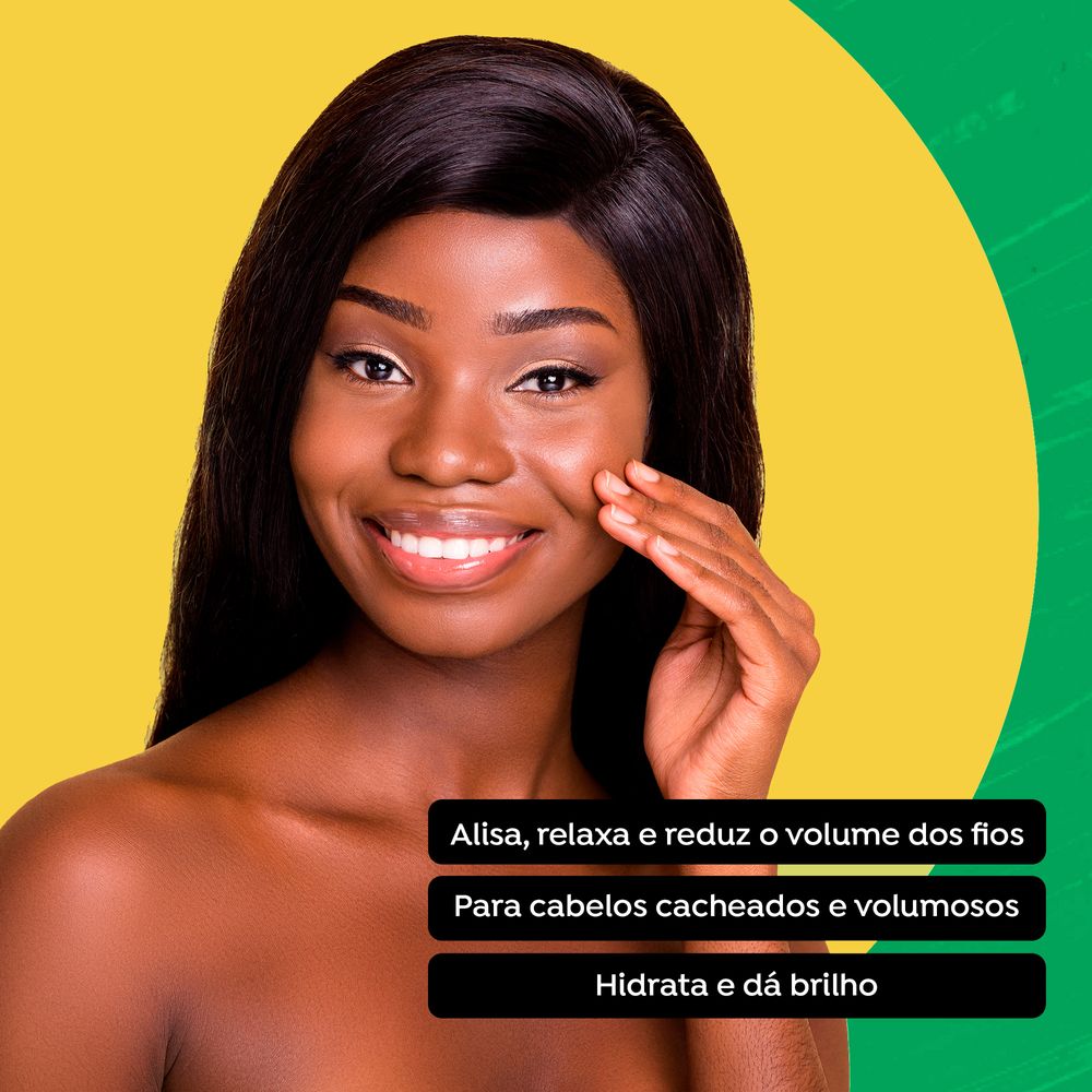 Mulher com cabelo liso e longo destacando resultado do alisamento Salon Line