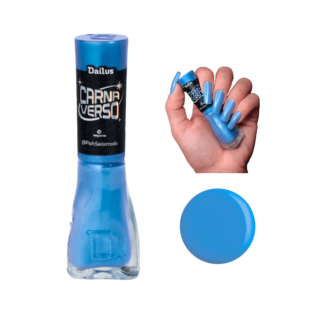 Esmalte Dailus Carnaverso azul metálico em frasco com detalhes holográficos, mão segurando o produto