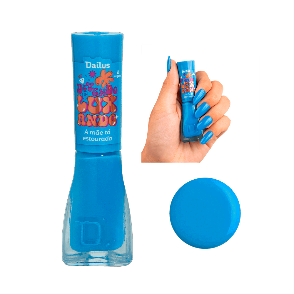 Esmalte Dailus azul vibrante Devendo e Luxando A Mãe Tá Estourada - frasco e amostra nas unhas