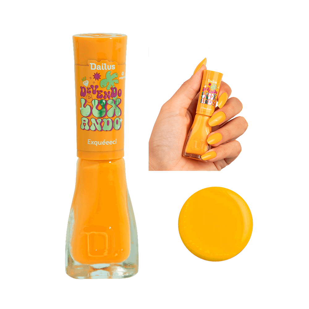 Esmalte Dailus Exqueeeeci amarelo vibrante aplicado nas unhas segurando o frasco