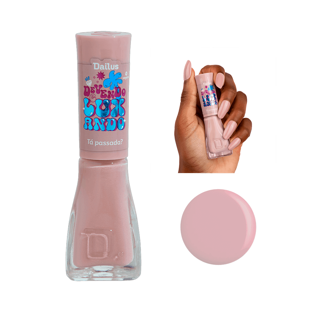 Esmalte Dailus Devendo e Luxando Ta Passada tom nude rosado com embalagem e mão exibindo o esmalte