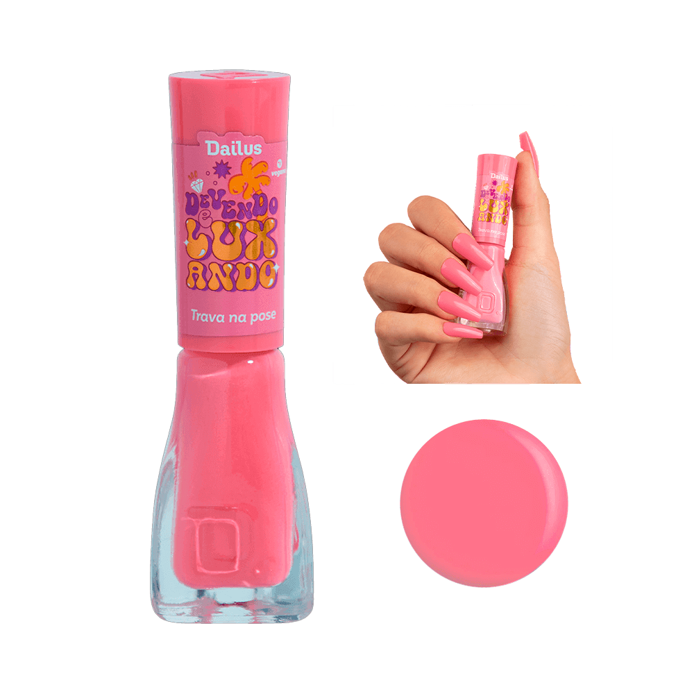Esmalte Dailus Trava na Pose rosa cremoso em destaque com unhas pintadas