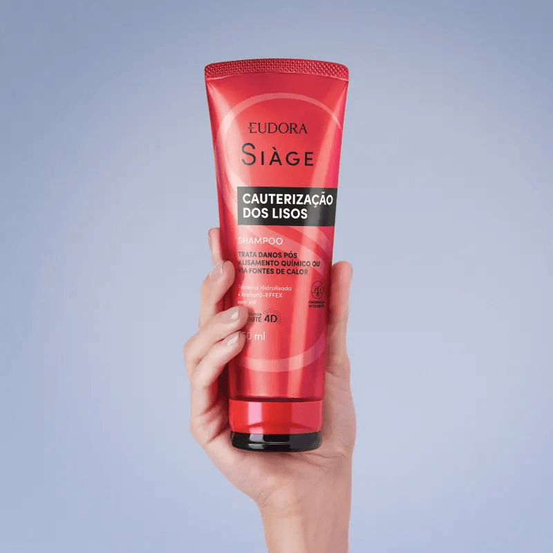 Tubo vermelho do Shampoo Siàge Cauterização dos Lisos Eudora 250ml em mão