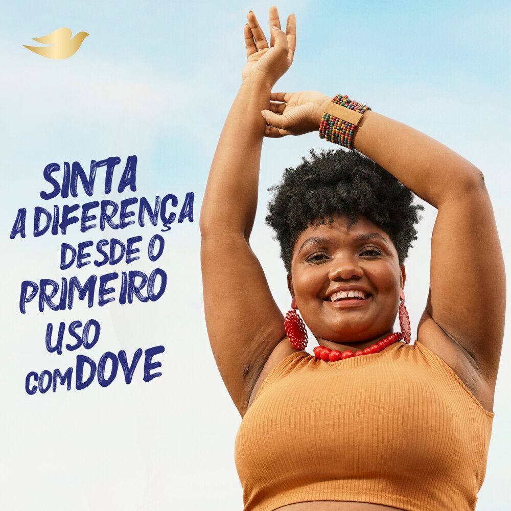 Mulher sorridente mostrando axilas, destacando conforto e suavidade após o uso