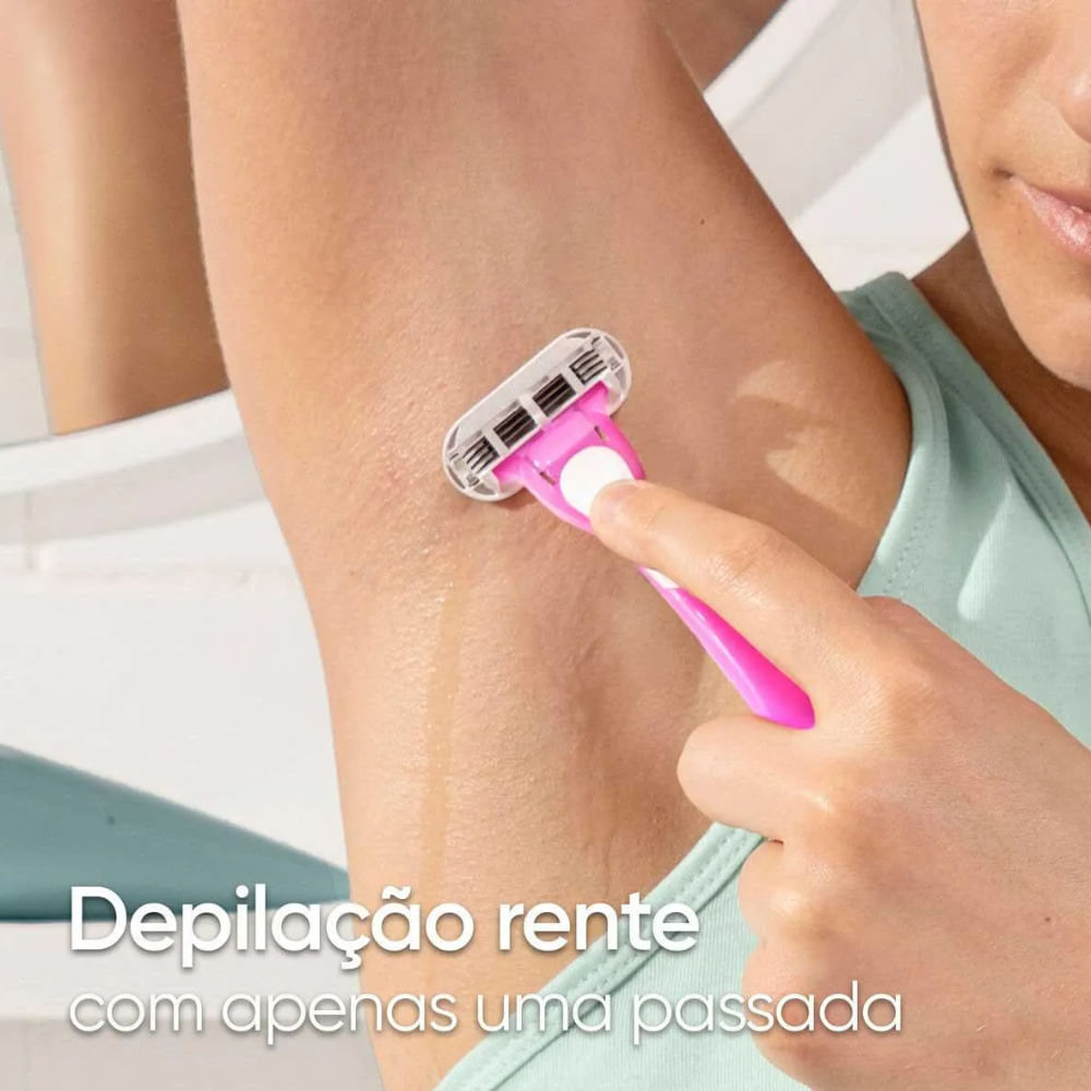 Pessoa usando aparelho Venus Tropical para depilar axila, mostrando resultado rente