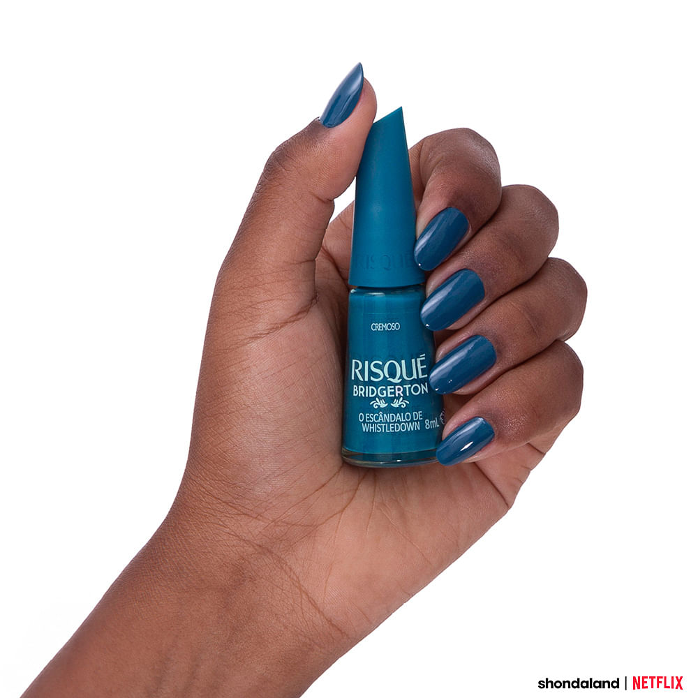 Mão com unhas pintadas no tom azul cremoso Risqué Bridgerton