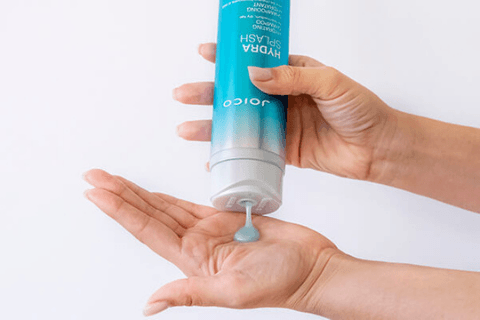 Aplicação do Shampoo Joico Hydra Splash nas mãos