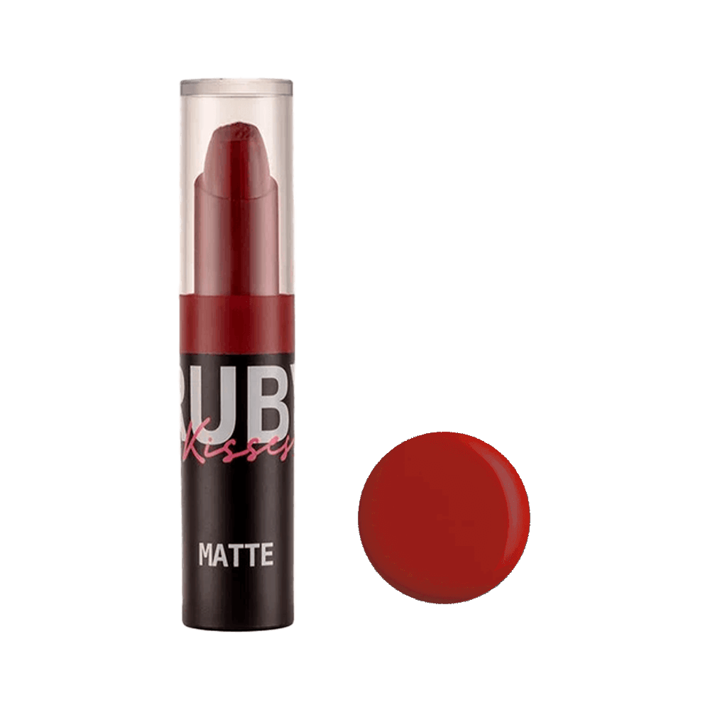 Batom Matte Ruby Kisses Red Carpet embalagem preta com tampa transparente e cor vermelha intensa