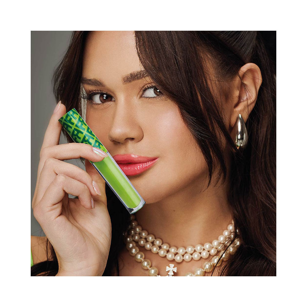 Modelo segurando o Gloss Franciny Ehlke Greenchilli próximo ao rosto