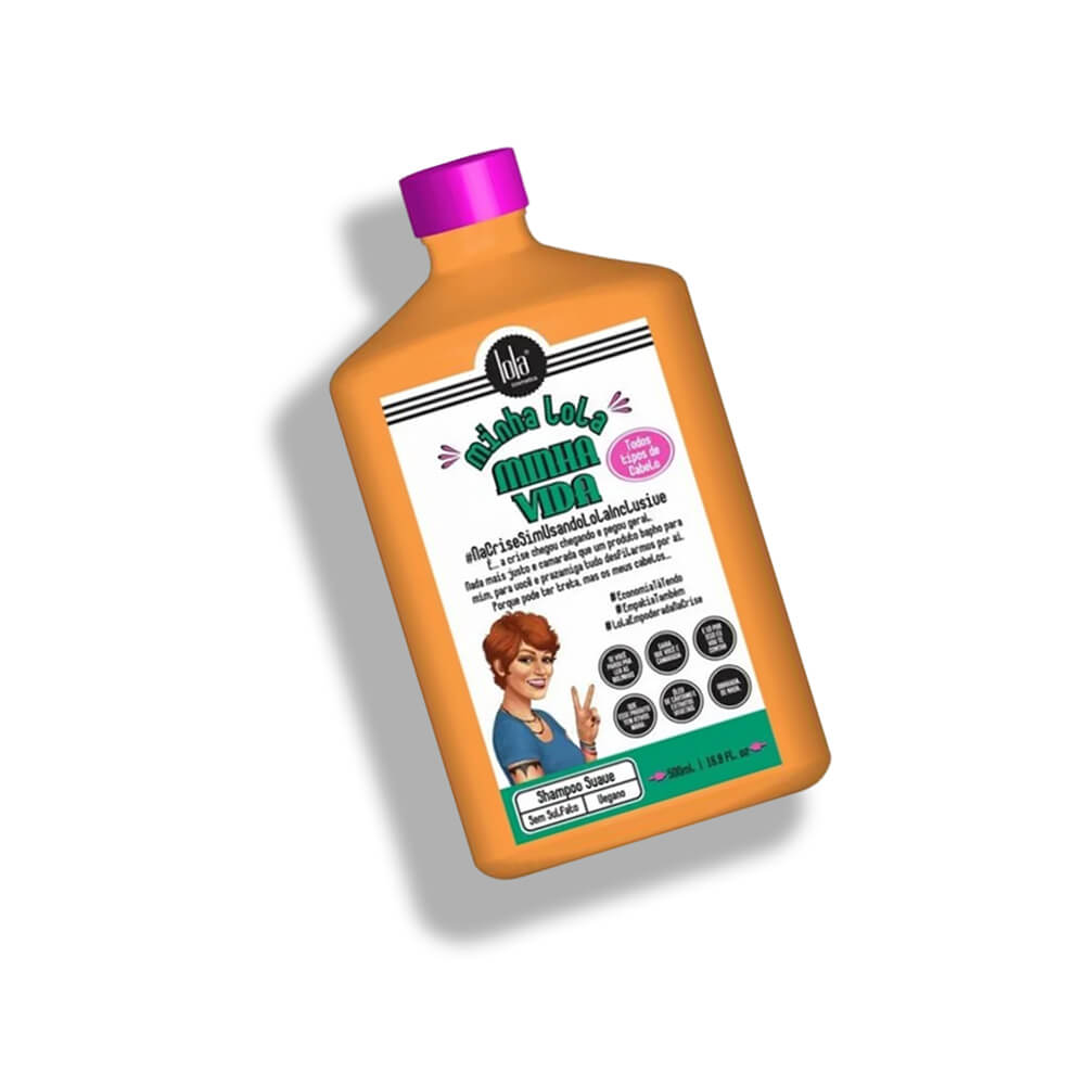 Frasco inclinado do Shampoo Minha Lola Minha Vida mostrando selo vegano