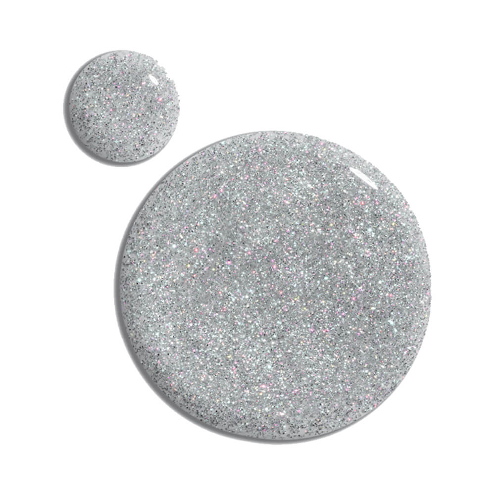 Detalhe do esmalte com gotas mostrando textura translúcida e glitter holográfico