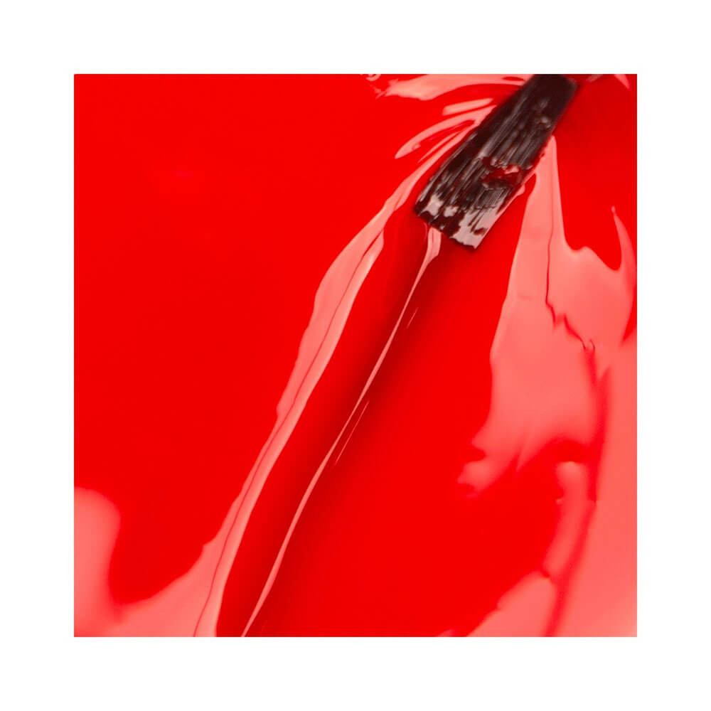 Close do pincel com esmalte vermelho cremoso Impala Fascinação