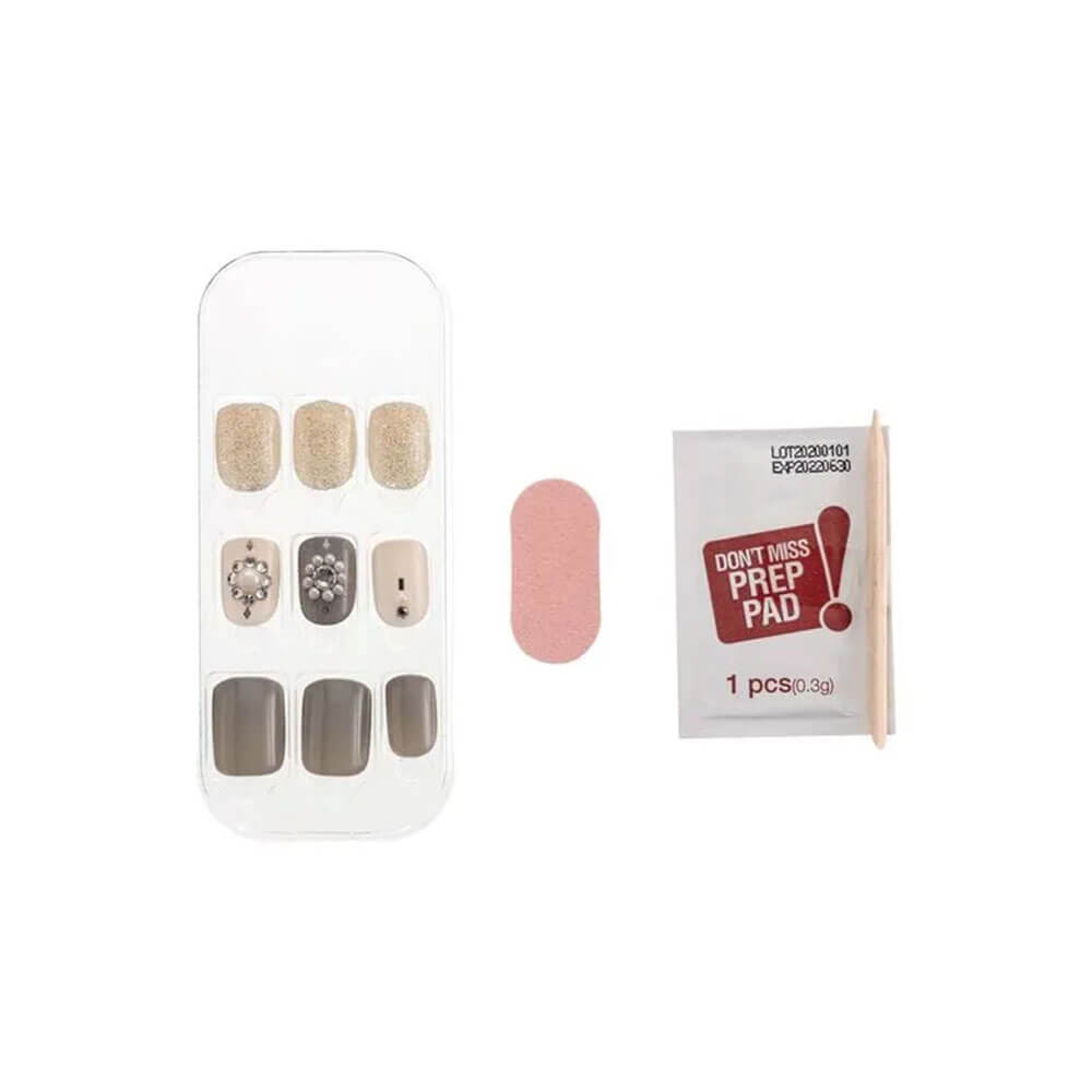 Kit aberto com unhas postas, lenço preparador e palito mostrando acessórios incluídos