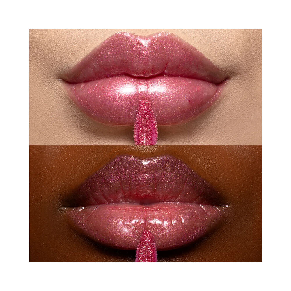 Close de lábios com gloss Vizzela In Love! Mozão mostrando brilho e acabamento