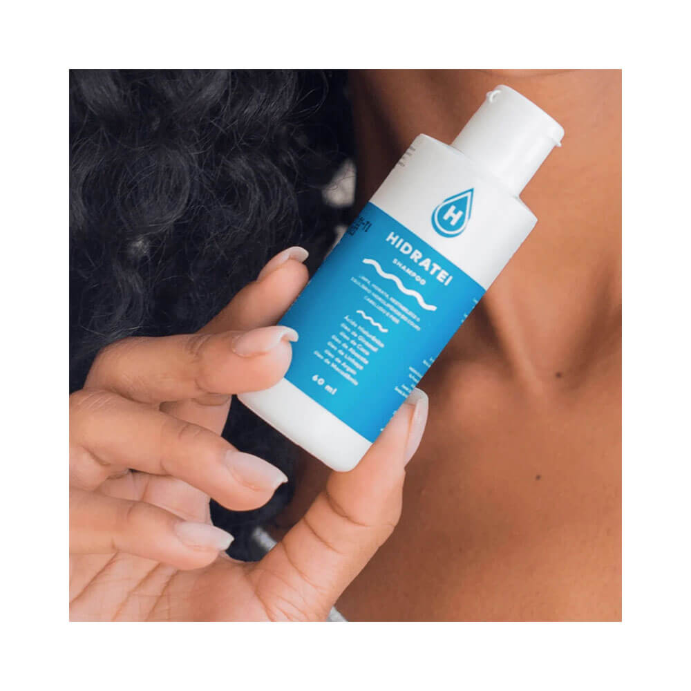Mão segurando frasco do Shampoo Hidratei Travel Size 60ml
