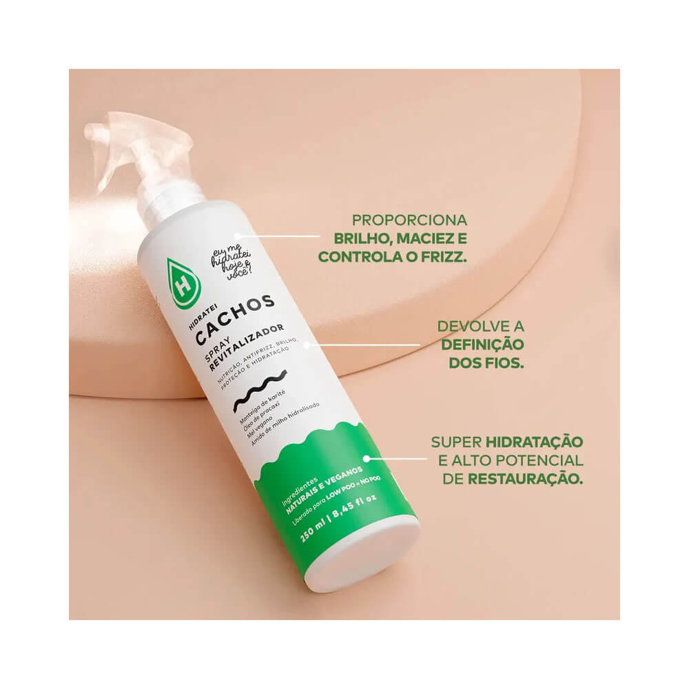 Frasco do creme para pentear Hidratei Cachos spray revitalizador 250ml em fundo bege