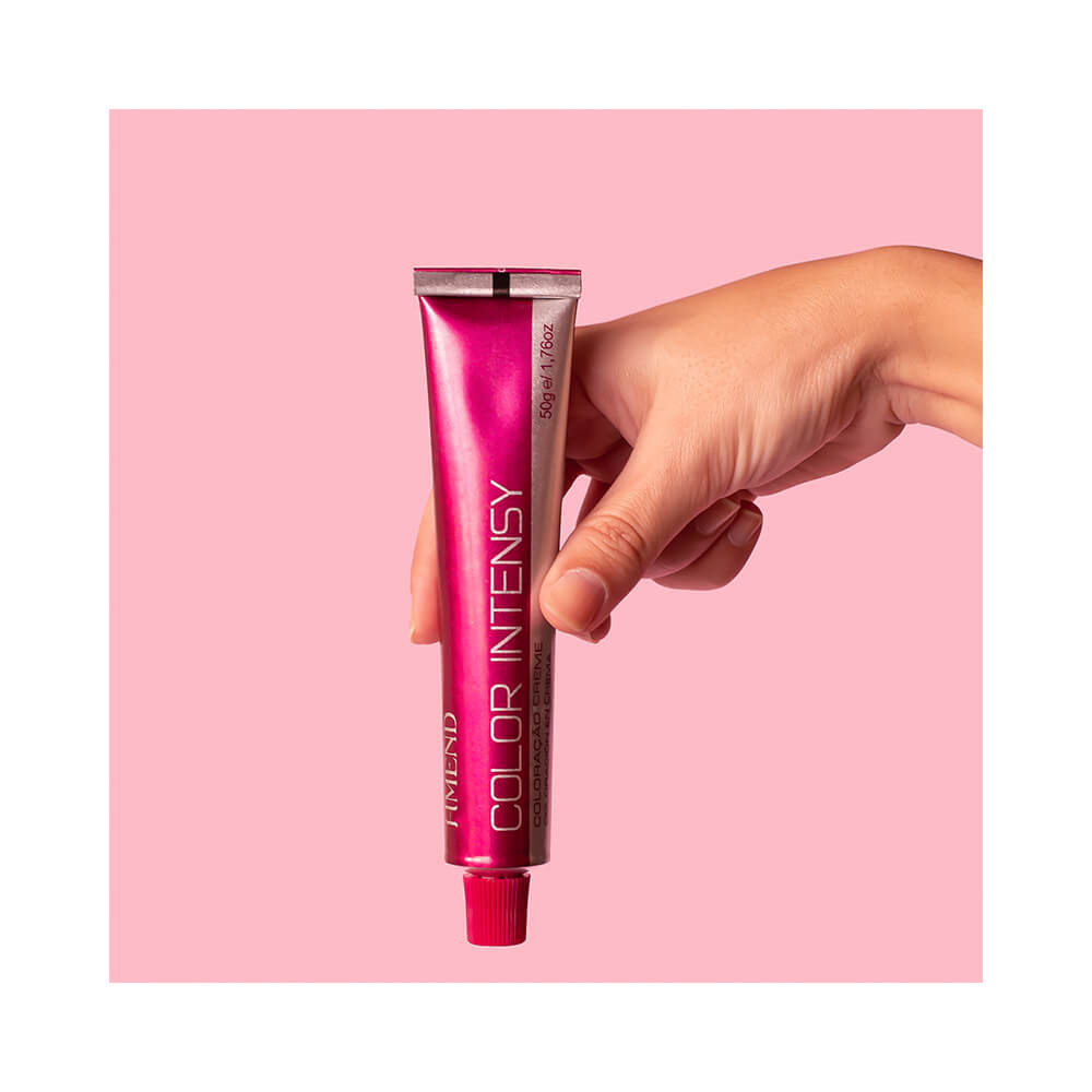 Mão segurando tubo da Coloração Amend Color Intensy 0.2 Violeta Intensificador