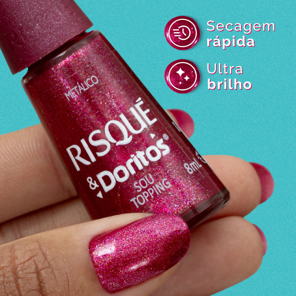Esmalte aplicado nas unhas mostrando acabamento metálico e ícones de secagem rápida